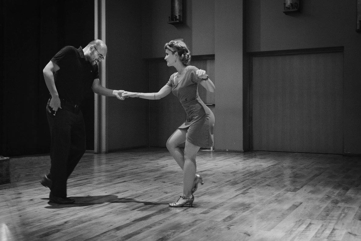 Ο Αυγουστίνος Τραν και η Βάσια Παναγιώτου, οι Rhythm Hoppers, σε στιγμιότυπο από πρόσφατο πάρτυ στο πλαίσιο σεμιναρίου με ξένους διδάσκοντες προσκεκλημένους τους. (φωτό: αρχείο Rhythm Hoppers).