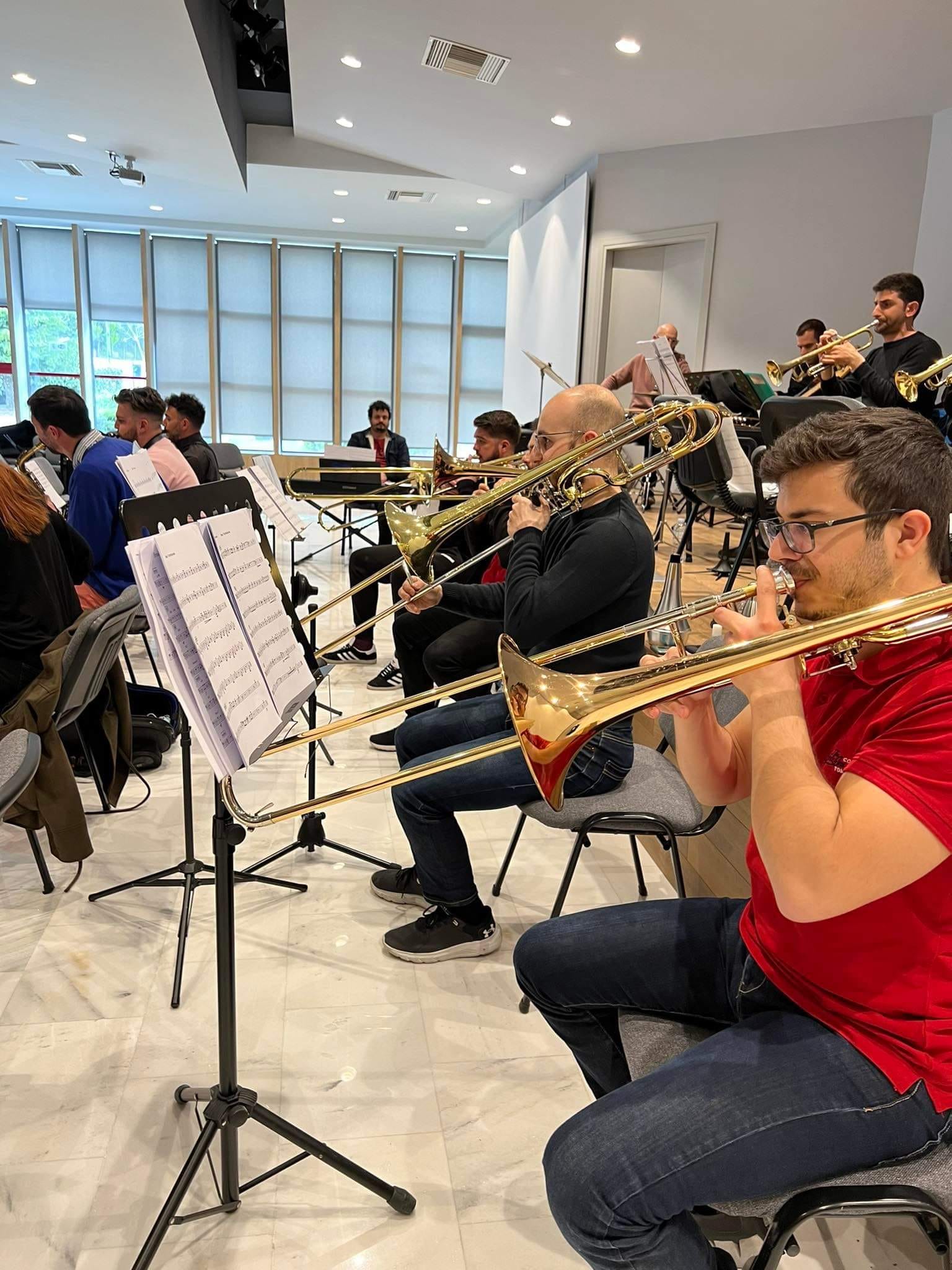 Πρόβες της Big Band Βορείου Ελλάδας σε αίθουσα που παραχώρησε ο Δήμος Πυλαίας - Χορτιάτη για τη συναυλία της 3ης/5/2022 στο Βασιλικό Θέατρο Θεσσαλονίκης bbofng rehearsal pylaia april2022