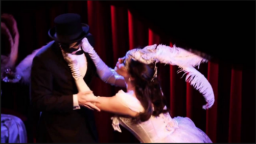 Στιγμιότυπο από νούμερο της La Dandizette, με εντυπωσιακό κοστούμι και έντονο το θεατρικό στοιχείο επί σκηνής.