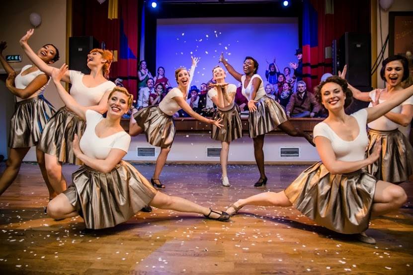 Με το chorus line τον Ιούλιο του 2013 στο μεγαλύτερο ετήσιο swing φεστιβάλ στην Ευρώπη, το σουηδικό Herräng Dance Camp που διεξάγεται στην ομώνυμη πόλη. (κάτω αριστερά)