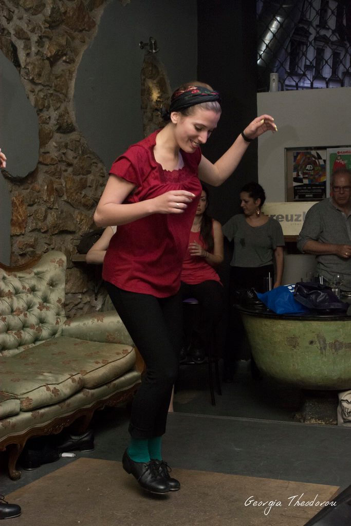 Στο Athens Tap Jam, τη μηνιαία συνάντηση των tap dancers που διοργανώνει το Playground for the Arts.