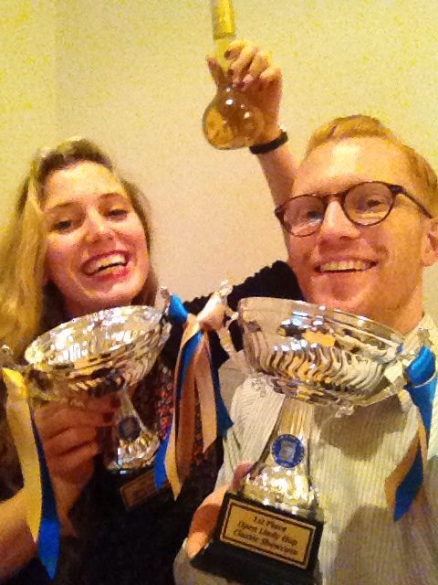 Η Ιρένε Ραγκουζίνι και Τόνυ Τζάκσον με το βραβείο της πρώτης θέσης στο European Swing Dance Championships 203 ανά χείρας τον περασμένο Νοέμβριο.