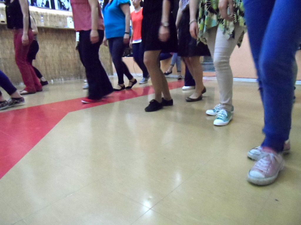 Τα κορίτσια από τη μια πλευρά...