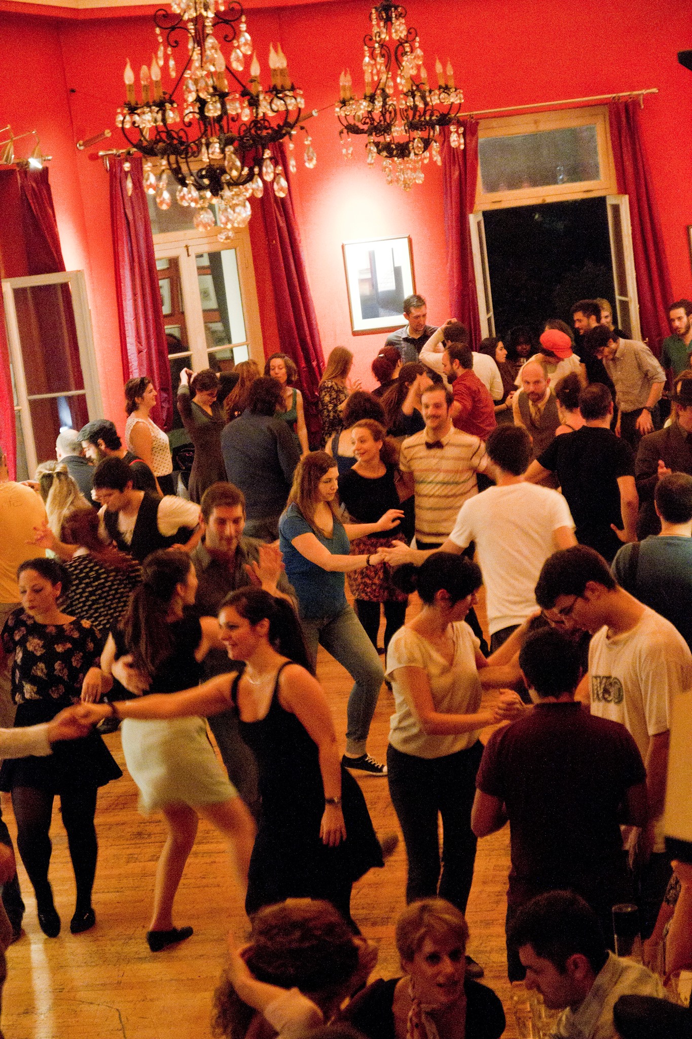 Το «Αθηναίων Πολιτεία» φιλοξενεί τα πάρτυ των Swingouts.